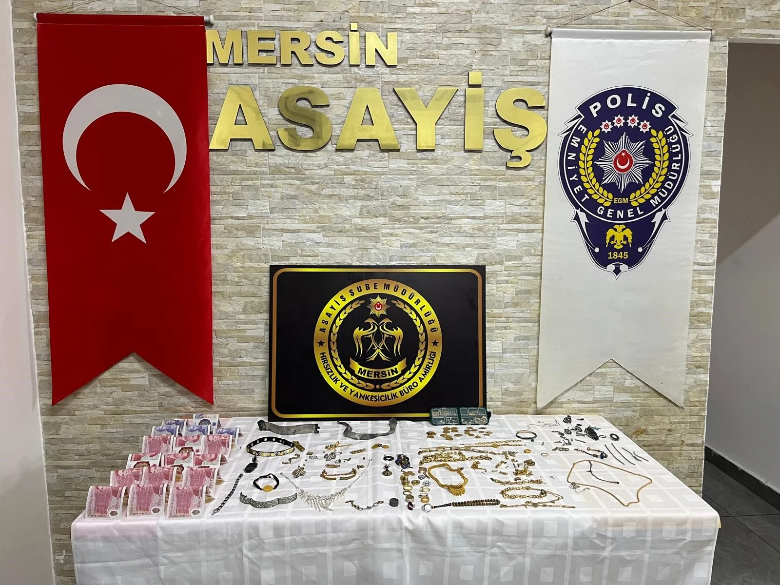 Mersin'de Apartman Görevlisinden 2,5 Milyon Liralık Vurgun