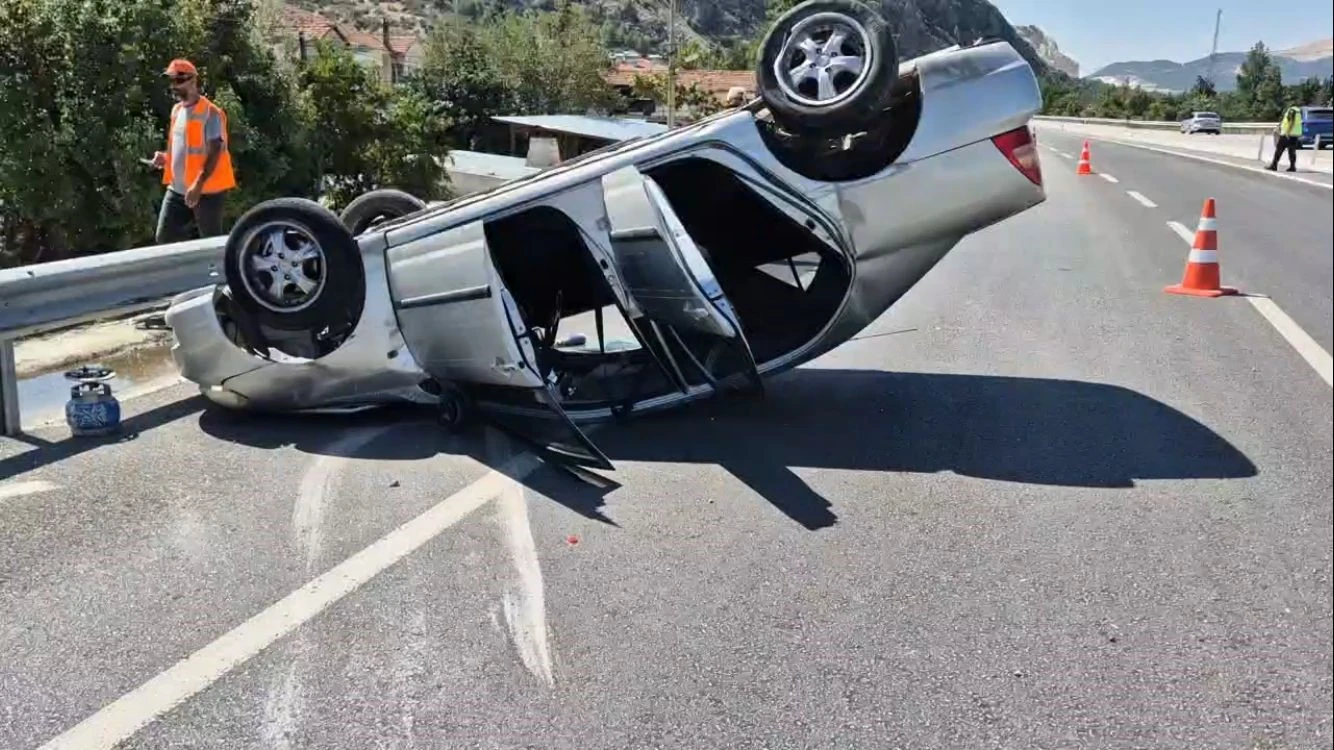 Burdur-Fethiye Yolunda Kontrolden Çıkan Araç Takla Attı: 2 Kişi Yaralandı