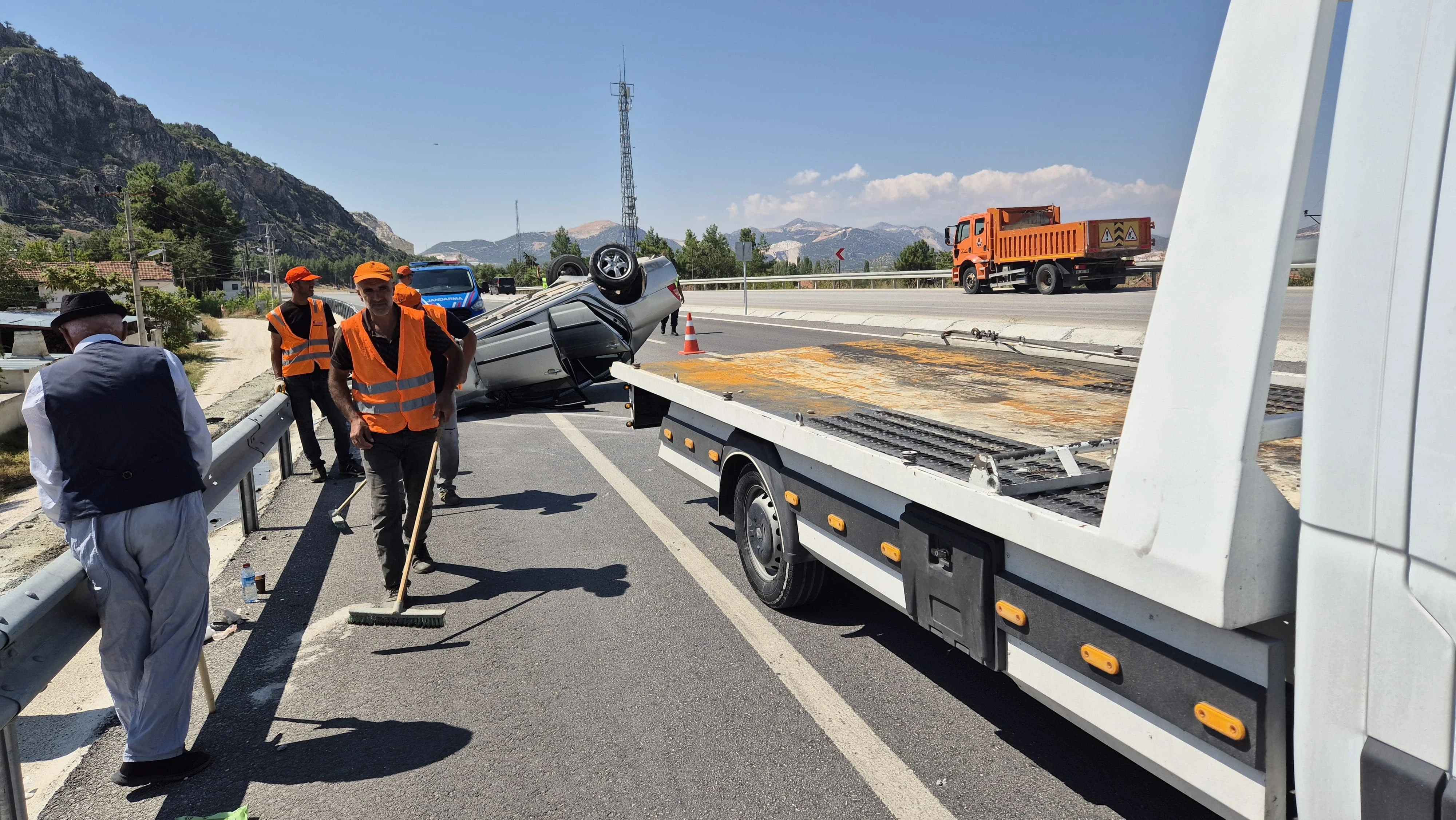 Burdur-Fethiye Yolunda Kontrolden Çıkan Araç Takla Attı: 2 Kişi Yaralandı