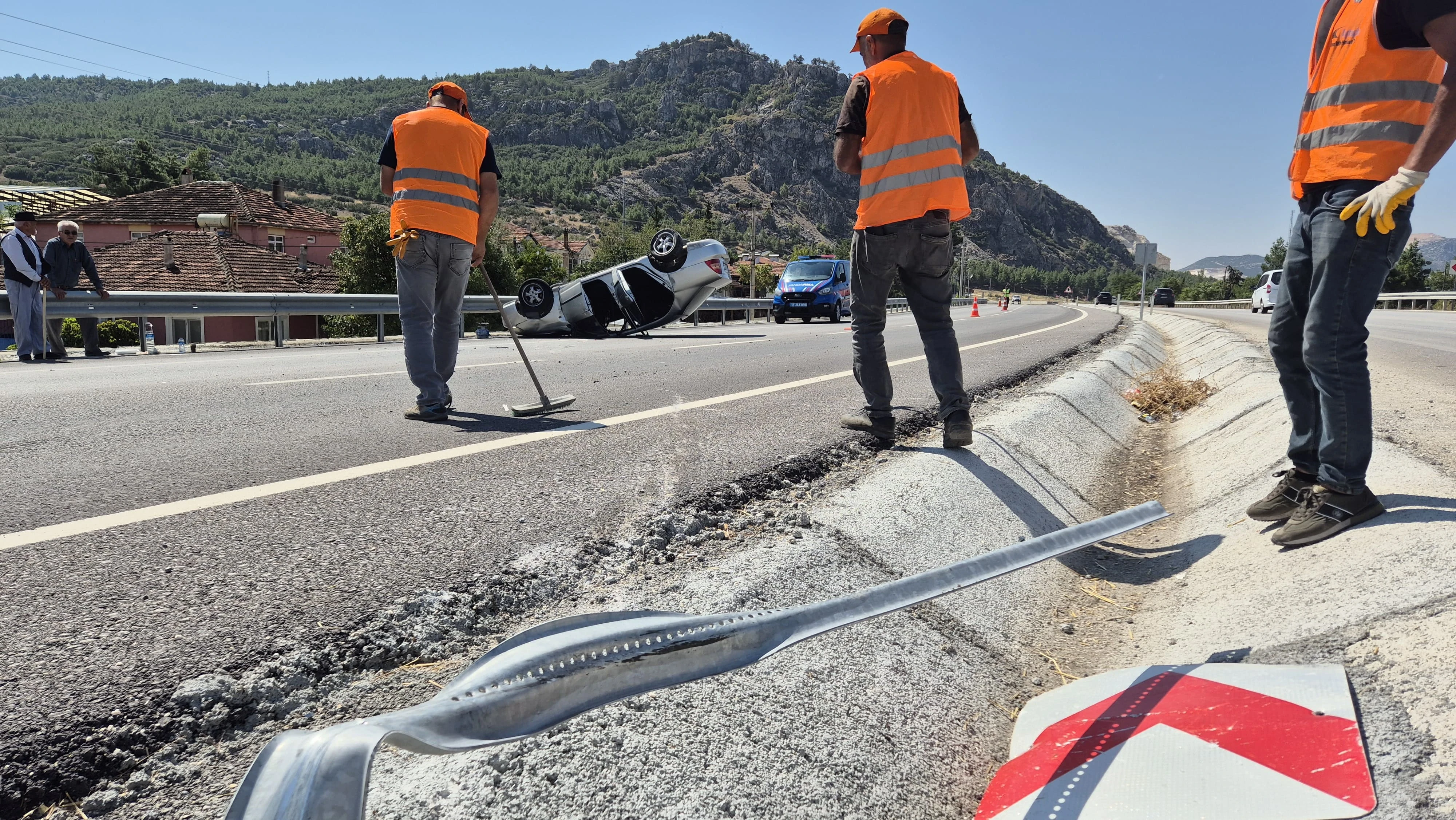 Burdur-Fethiye Yolunda Kontrolden Çıkan Araç Takla Attı: 2 Kişi Yaralandı