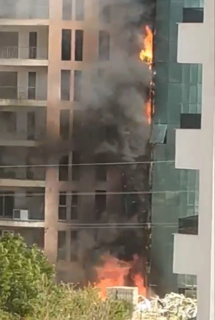 Mersin Erdemli'de Uzun Süredir Sürünen Otel İnşaatında Yangın Çıktı