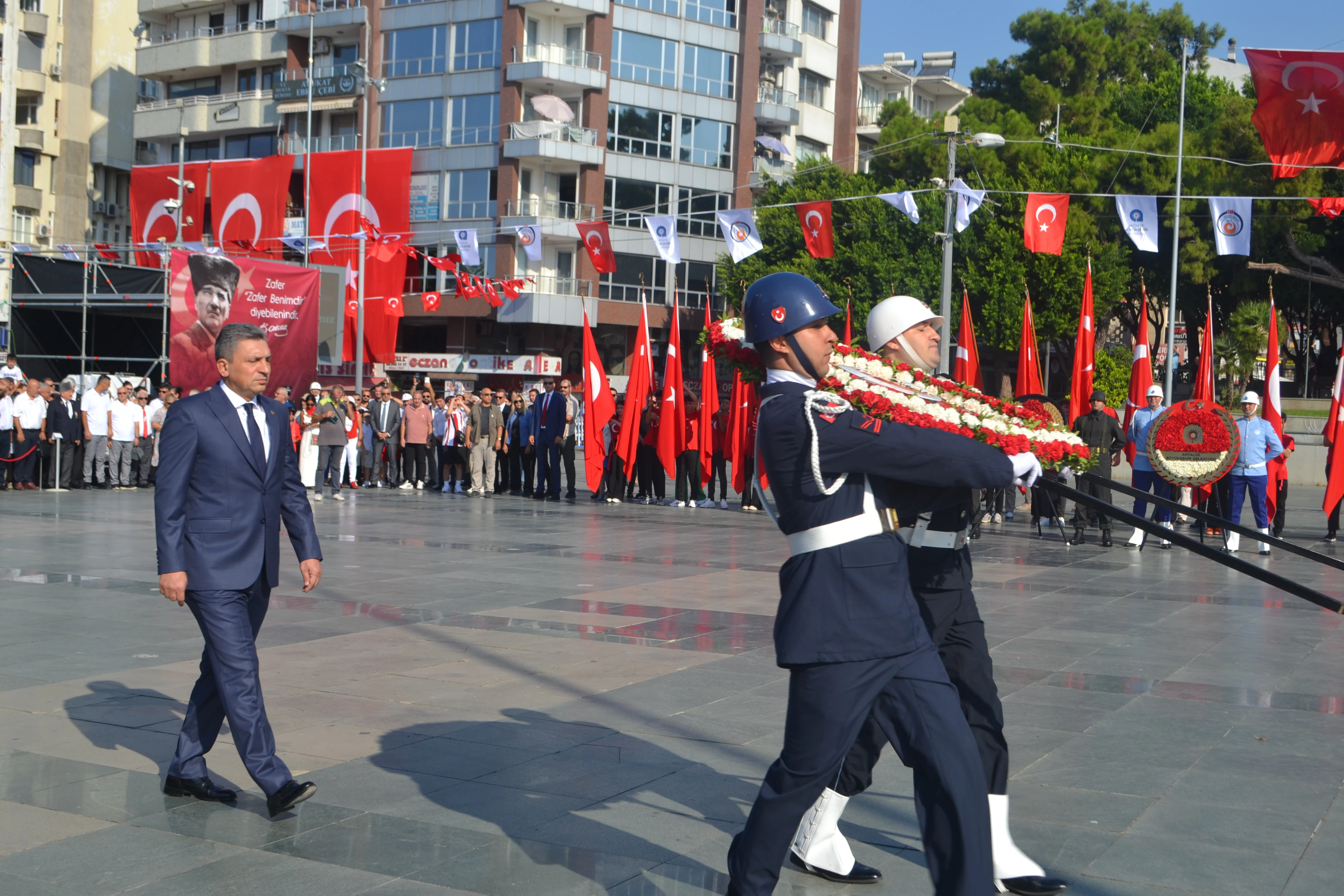 Antalya'da 30 Ağustos Coşkuyla Kutlanıyor! Yaşasın Tam Bağımsız Türkiye Cumhuriyeti