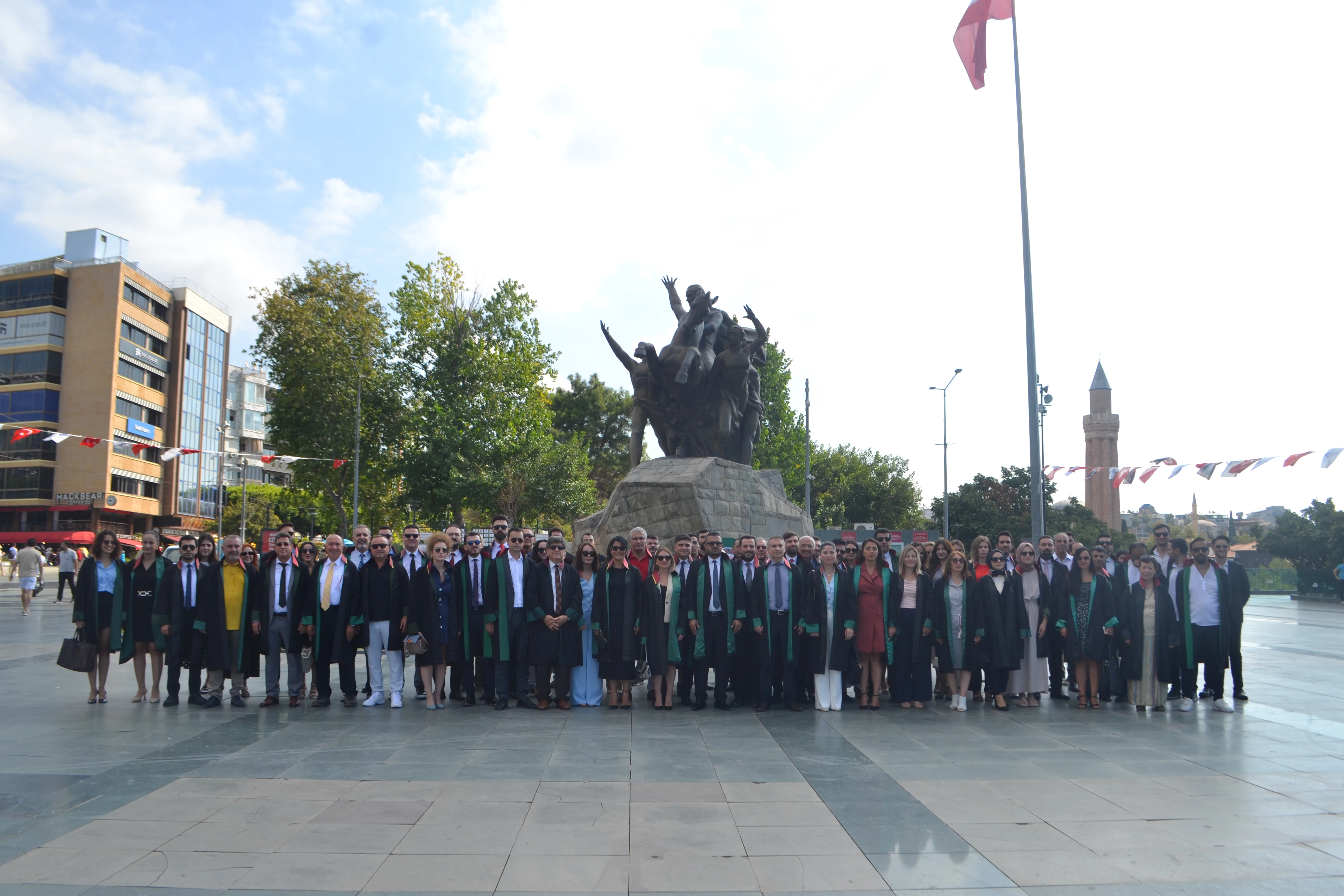 Adli Yıl Açıldı! Antalya Barosu'ndan Atatürk Anıtı'na Çelenk Sundu