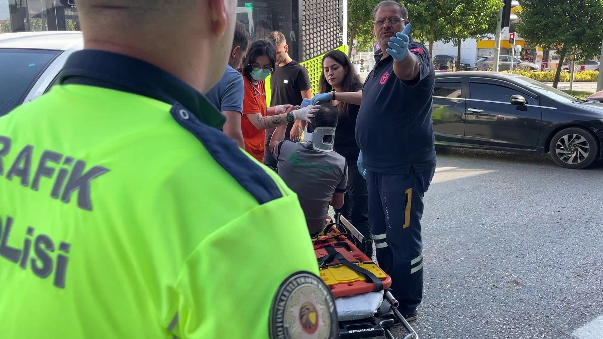 İzmit'te Trafik Kazasında Yaralıya Müdahale Etmek Yerine Basına Engel Oldular