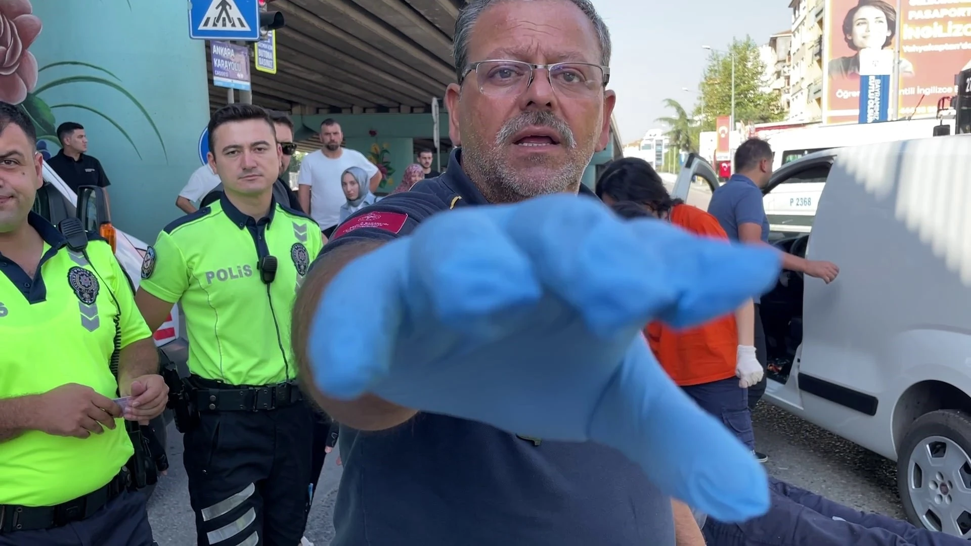 İzmit'te Trafik Kazasında Yaralıya Müdahale Etmek Yerine Basına Engel Oldular