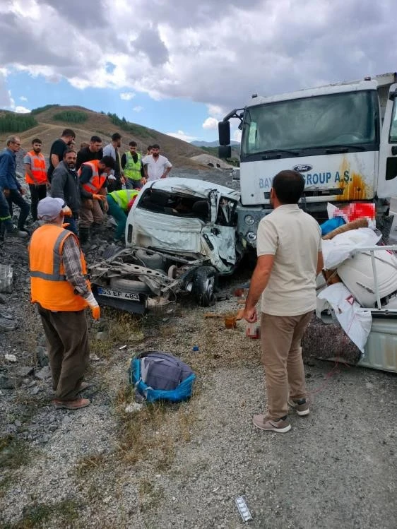 Erzurum'da İnşaat Kamyonu Pikapla Çarpıştı!