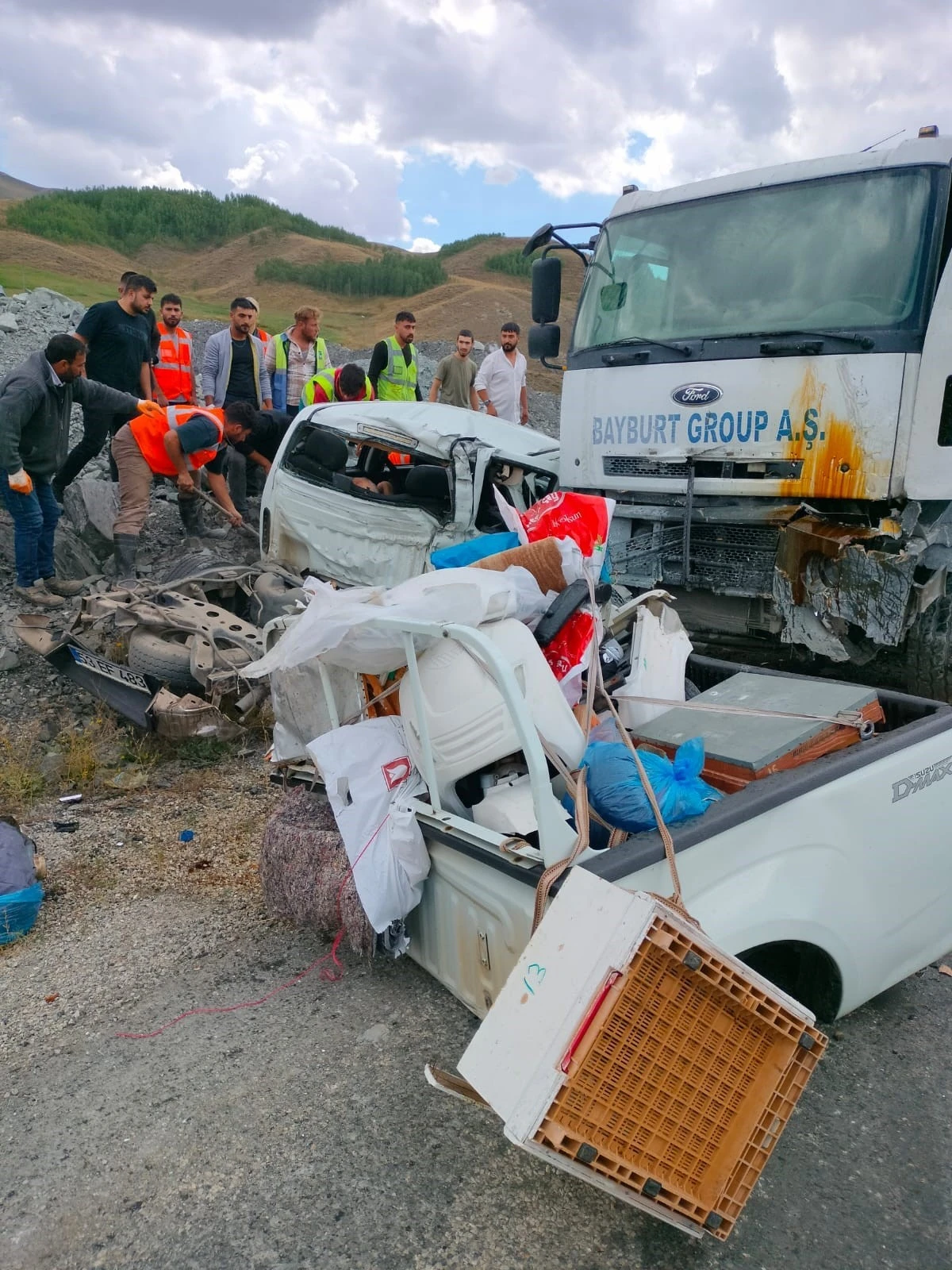 Erzurum'da İnşaat Kamyonu Pikapla Çarpıştı!