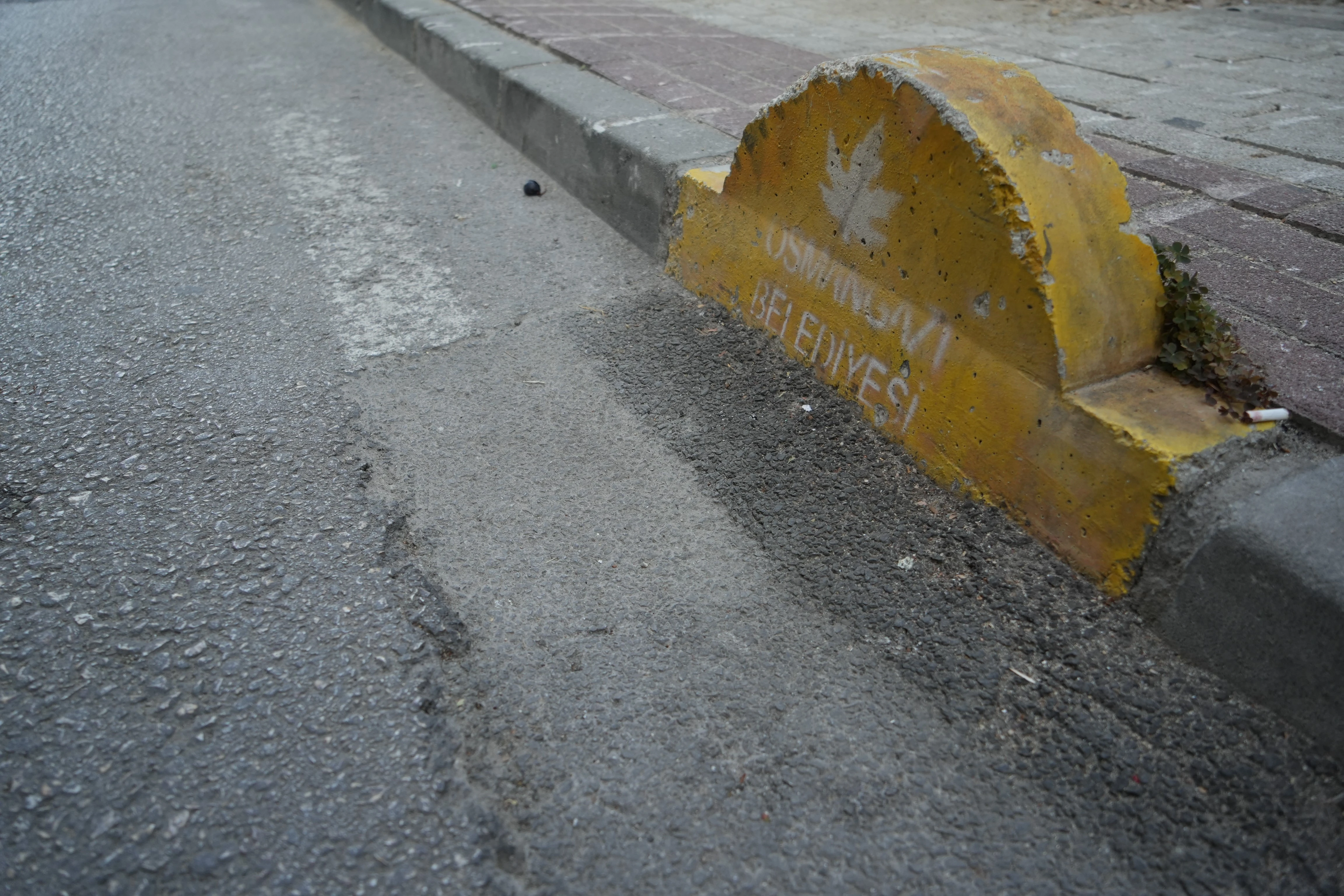 Bursa'da bu sokağa girenler kendini yerde buluyor! Tuzak gibi sokak