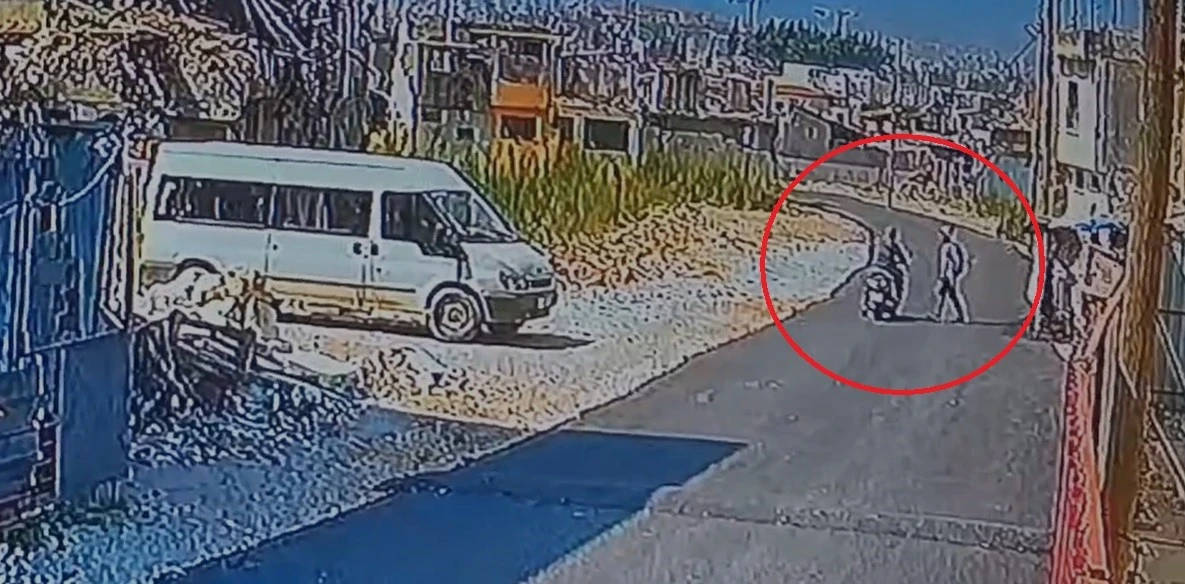 Hatay'da motosiklet sürücüsüne sopalı saldırı anı kamerada