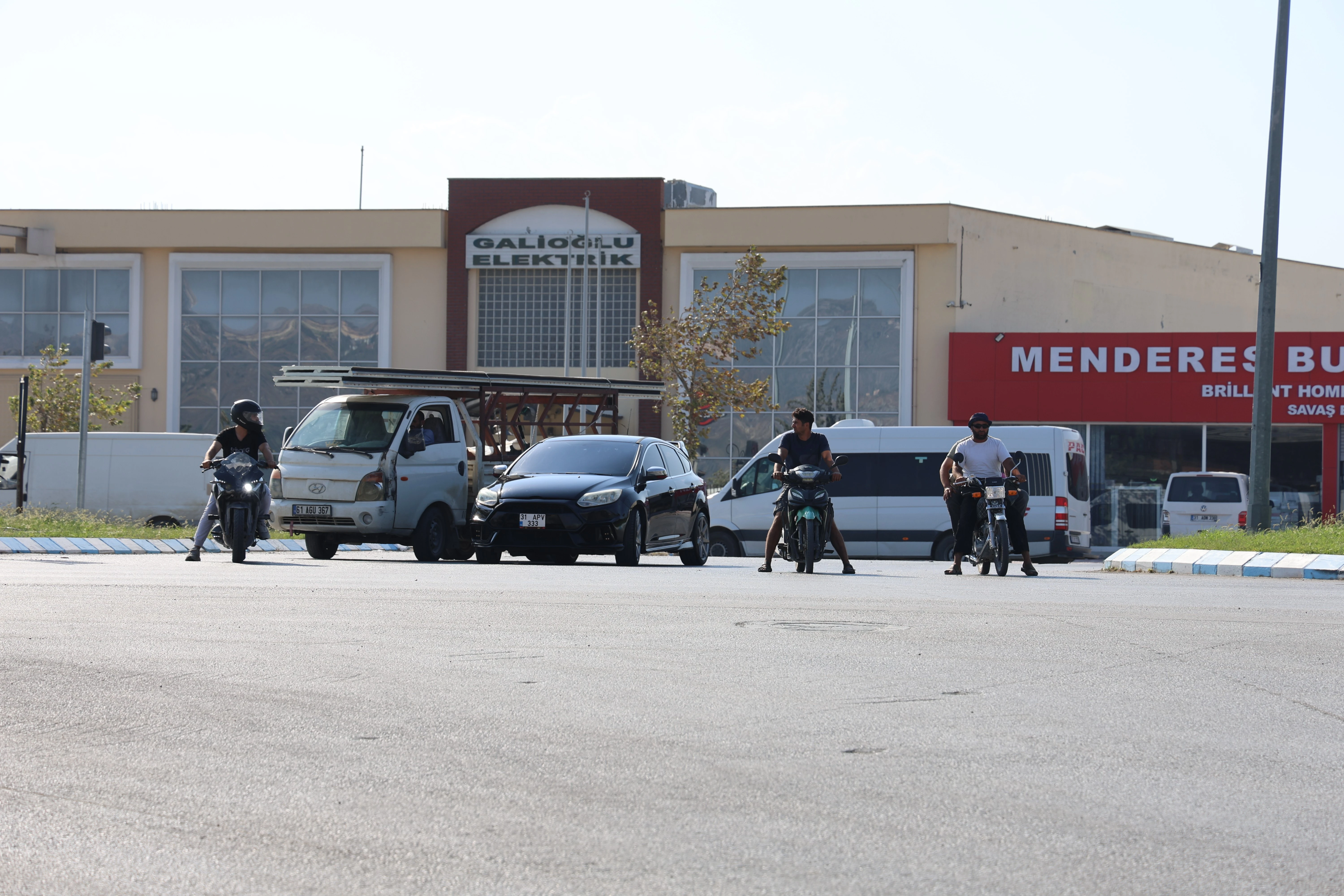 Hatay Antakya'da motosiklet kazası: Kavşakta 2 motosiklet çarpıştı