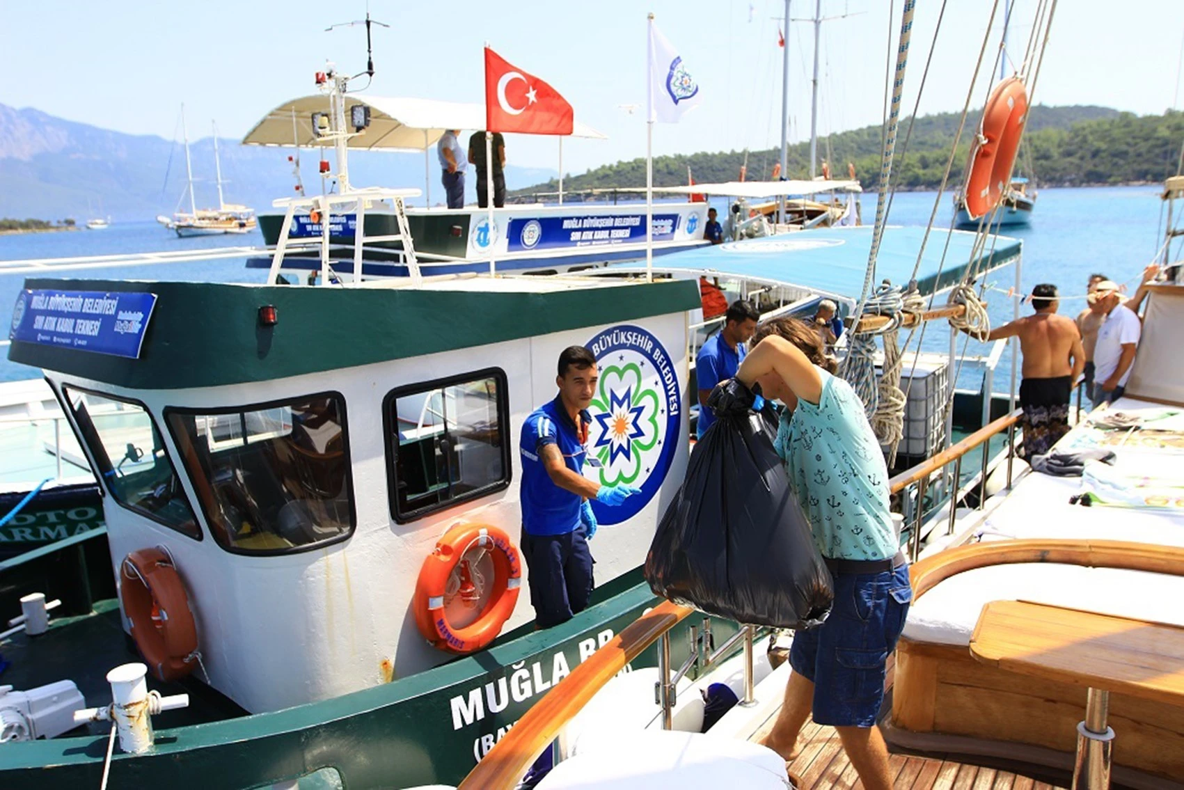 Muğla Büyükşehir Belediyesi 8 atık alım teknesiyle denizlerde temizliği sürdürüyor