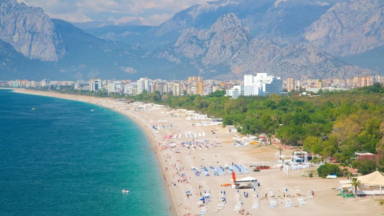  Antalya ve Çevre İllerde Az Bulutlu Sıcak Bir Gün Bekleniyor