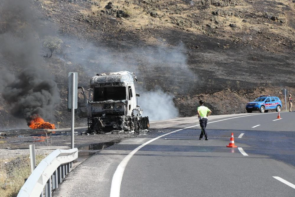 Erzincan-Erzurum Yolu Üzerinde Tır Alevlere Teslim Oldu