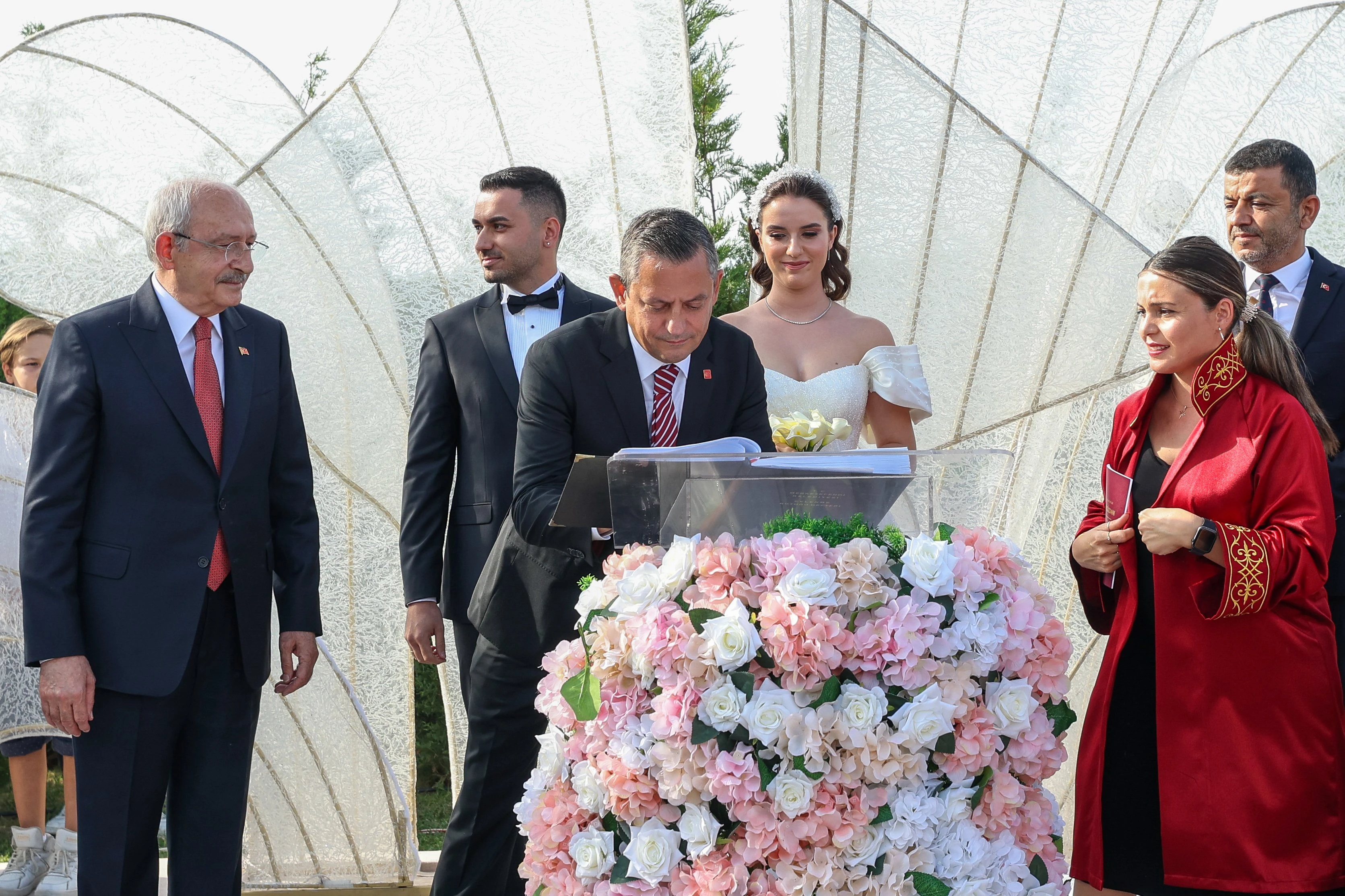 Özgür Özel, Denizli ve Antalya'da İki Düğünde Nikah Şahidi Oldu