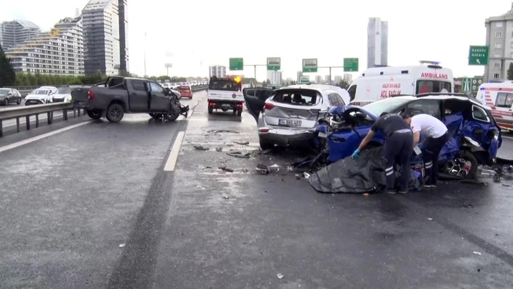 Bağcılar TEM Yolu'nda Zincirleme Kaza: 1 Öl* 5 Yaralı