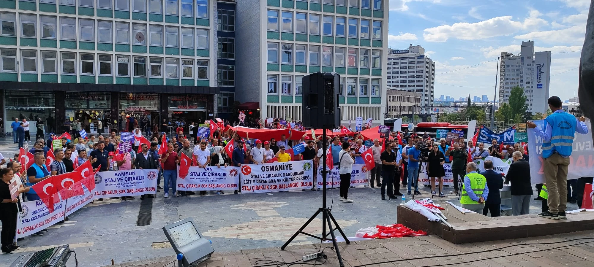 Staj ve Çıraklık Mağdurları Ankara'da Buluştu! Antalya'dan Yoğun Katılımın Olduğu Eylemden Yöneticilere Çağrı