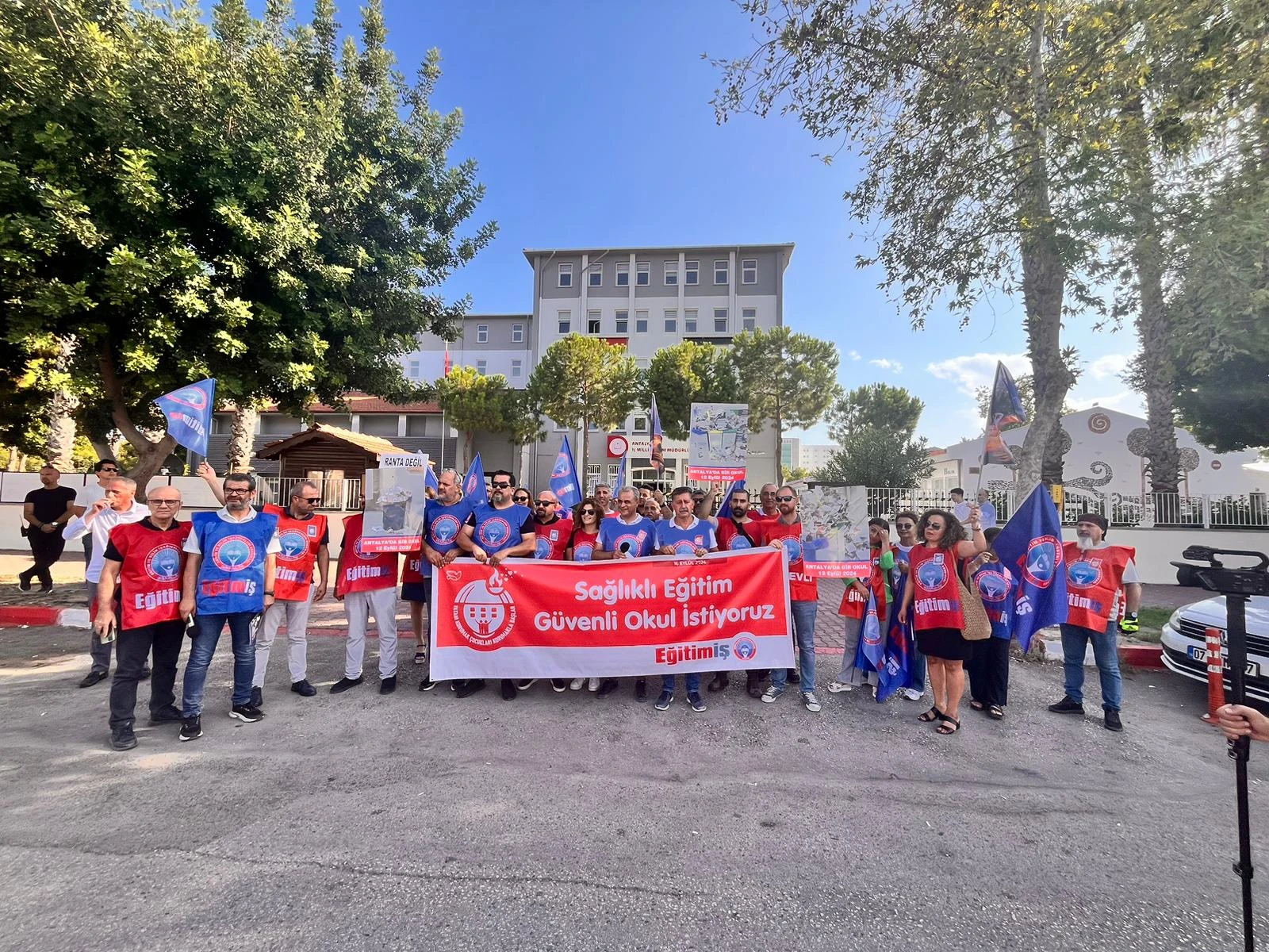 Eğitimcilerden İl Milli Eğitim Müdürlüğü Önünde Eylem! "Sağlıklı Eğitim Güvenli Okul İstiyoruz"