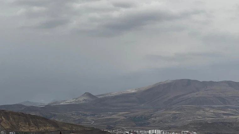 Tatvan'da Kar Yağışı Başladı: Nemrut Dağı Beyaza Büründü