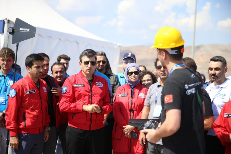 Selçuk Bayraktar Kahramanmaraş'taki İHA Yarışmalarını İzledi