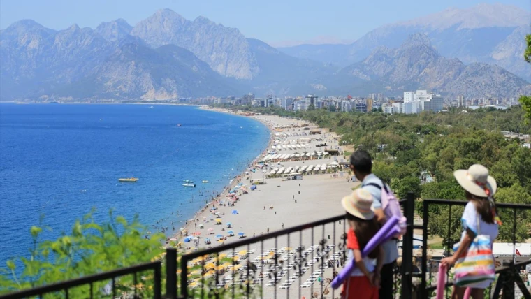 Antalya ve Çevre İllerde Az Bulutlu Açık Hava Hakim Olacak