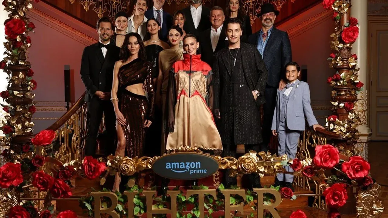 Farah Zeynep Abdullah'ın Bihter Filmi galasındaki elbisesi sosyal medyanın gündeminde