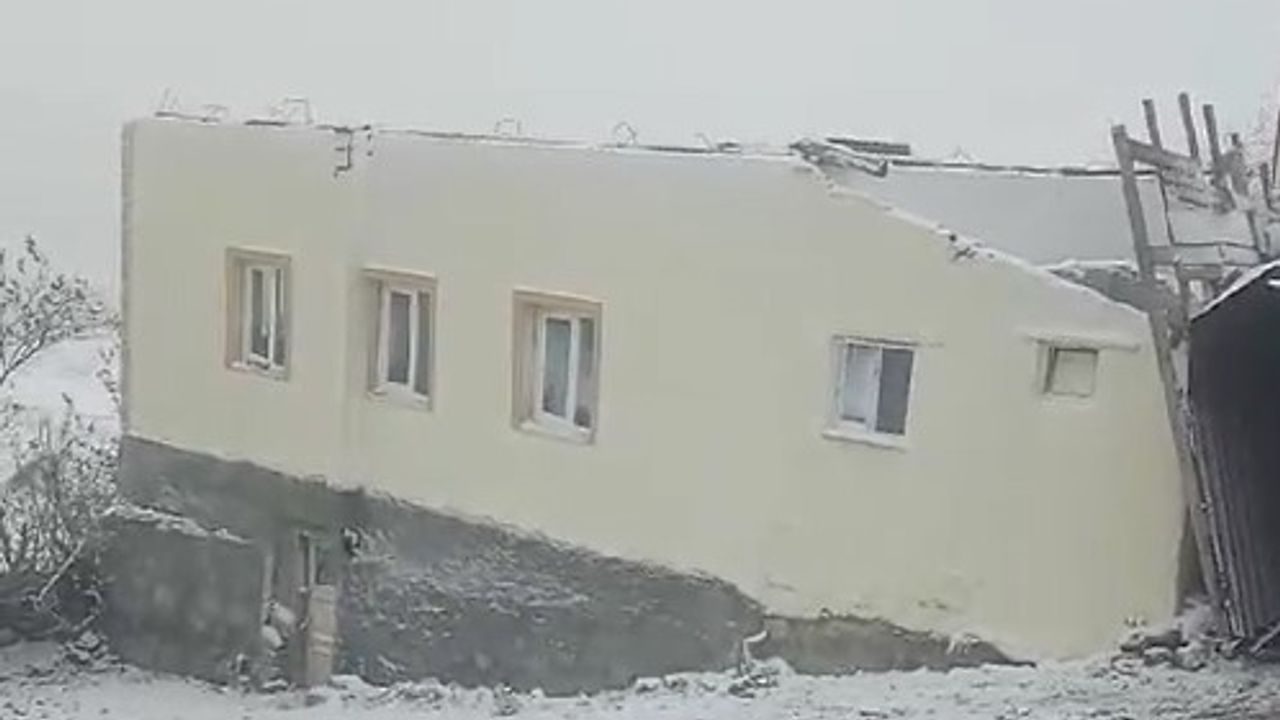 Çankırı'da şiddetli rüzgar cami çatısını uçurdu