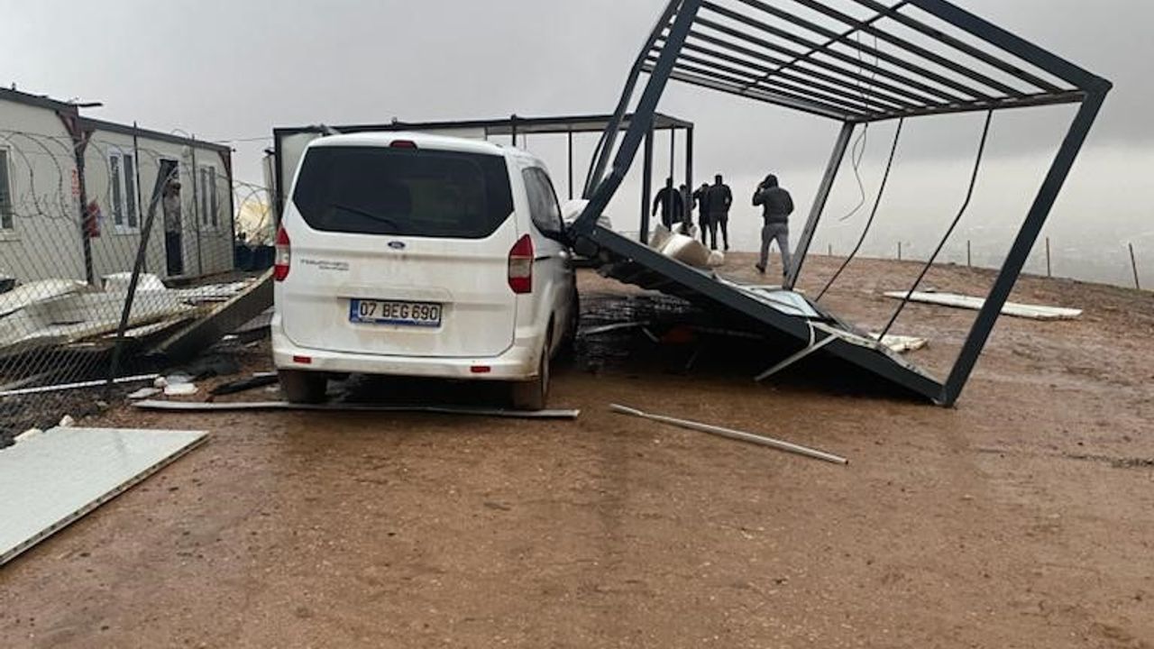 Siirt'te şiddetli fırtına işçilerin konteynerleri yıktı