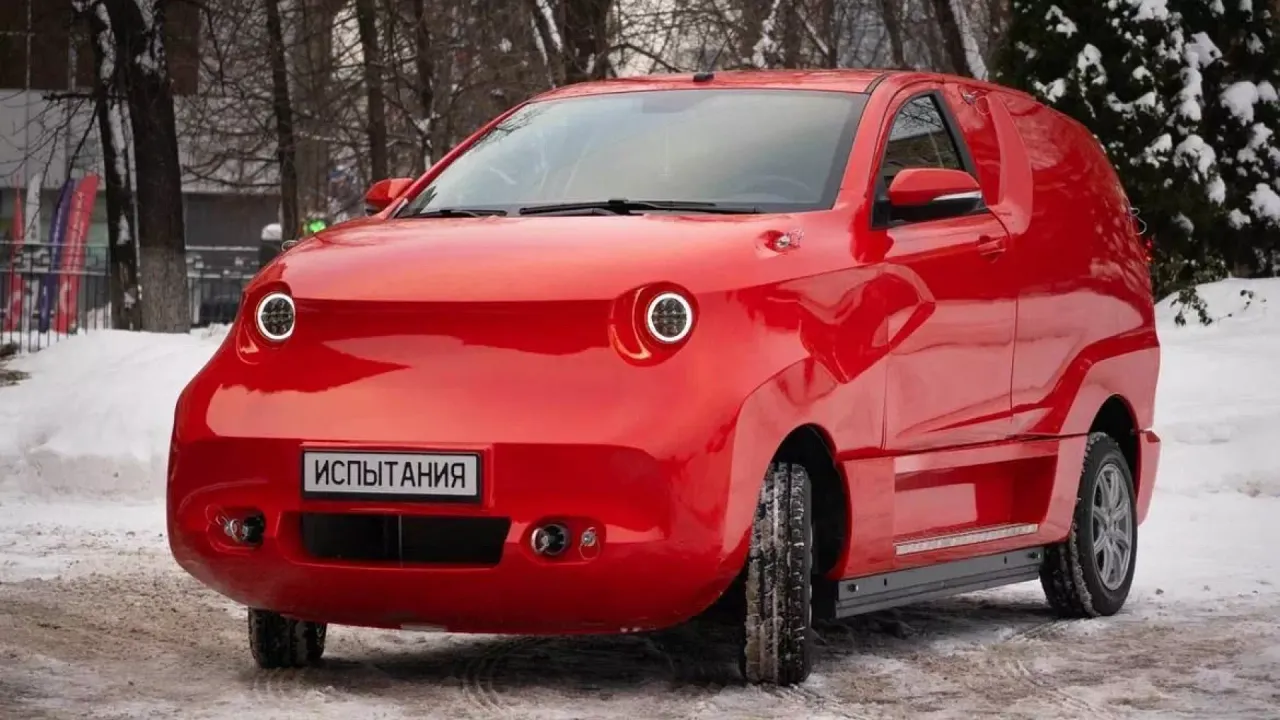 Rusya'nın yeni elektrikli aracı Amber tasarımıyla sosyal medyada alay konusu oldu