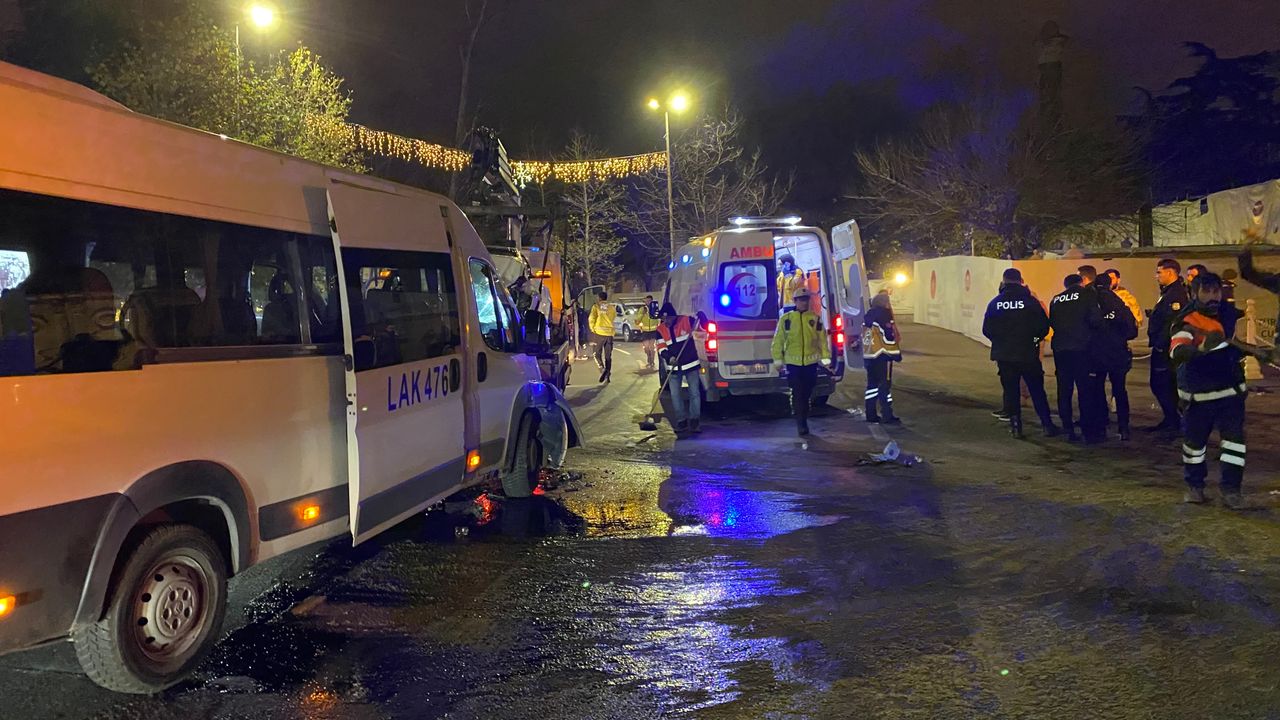 Beşiktaş'ta Kafa Kafaya Çarpışan Otomobil ve Servis Minibüsü Kazasında 9 Kişi Yaralandı