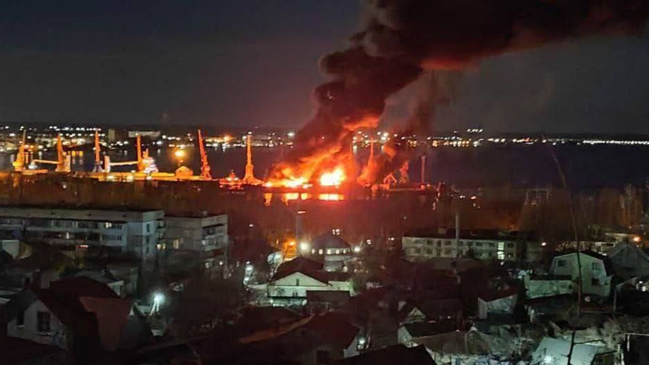 Ukrayna Kırım'da Rusya'ya ait çıkarma gemisini imha ettiğini duyurdu