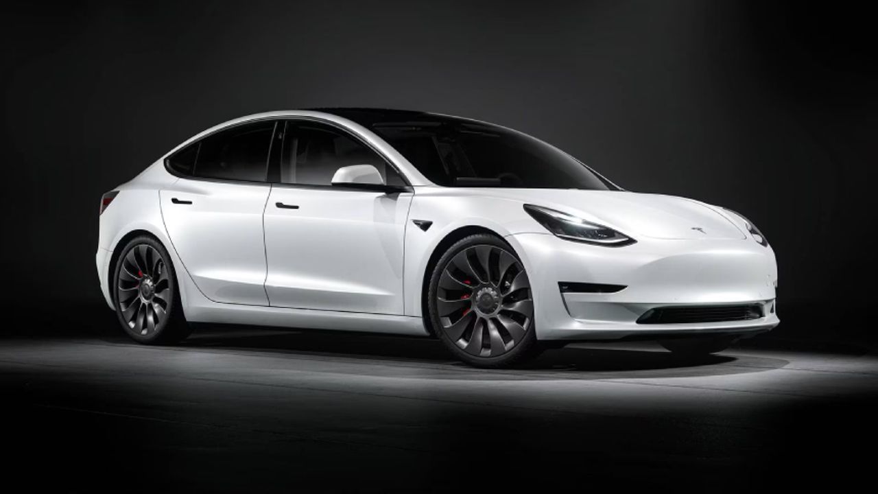 Tesla 120 binden fazla aracını geri çağırdı!