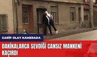 Dakikalarca sevdiği cansız mankeni kaçırdı