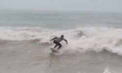 Antalya'da dev dalgalar arasındaki sörfçülerin amansız mücadelesi