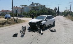 Rus turistlerin olduğu otomobil ile kamyon kaza yaptı: 2 yaralı