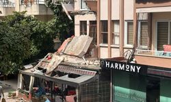 Kafeteryanın üzerinde bulunan binanın balkonu çöktü  