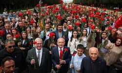 Kılıçdaroğlu, gençlerle birlikte ATA'nın huzuruna çıktı