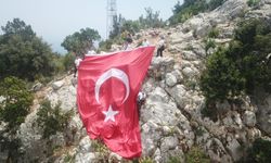 Uçurumda Türk bayrağı astılar