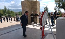  Cumhurbaşkanı Yardımcısı Cevdet Yılmaz, Dr. Küçük ve Denktaş’ın anıtını ziyaret etti