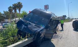 Korkunç kaza: Minibüsün içinden bariyer geçti