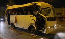 Tur midibüsü park halindeki araçlara çarptı: Rus uyruklu 1 kişi öldü, 1 kişi yaralandı  