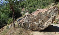 Depremin etkisiyle düşen kayalar köy yolunu kapattı