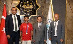 ALKÜ'lü şampiyon milli sporcu Korkmaz, Rektör Türkdoğan ile bir araya geldi   
