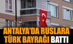 Antalya'da Ruslara Türk bayrağı battı