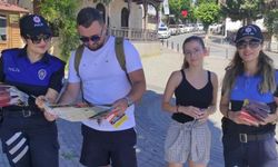 Alanya'da polisten turistlere güvenlik broşürü ve harita