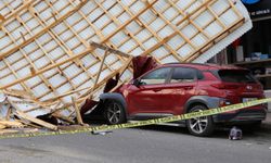 Giresun'da şiddetli rüzgar felakete yol açtı: Çatılar uçtu motorcu çatının altında kaldı