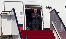 Almanya Başbakanı uçaktan inerken yarım saat bekletildi