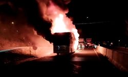 Yolcu otobüsü alev alev yandı! Geriye hurda yığını kaldı