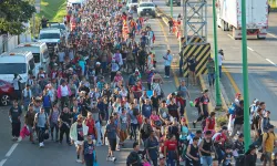 Binlerce düzensiz göçmen ABD sınırına gidiyor