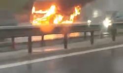 TEM Otoyolu'nda bir minibüs  alev alev yandı!