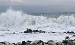 Mersin'de fırtına sonrası dev dalgalar görüldü
